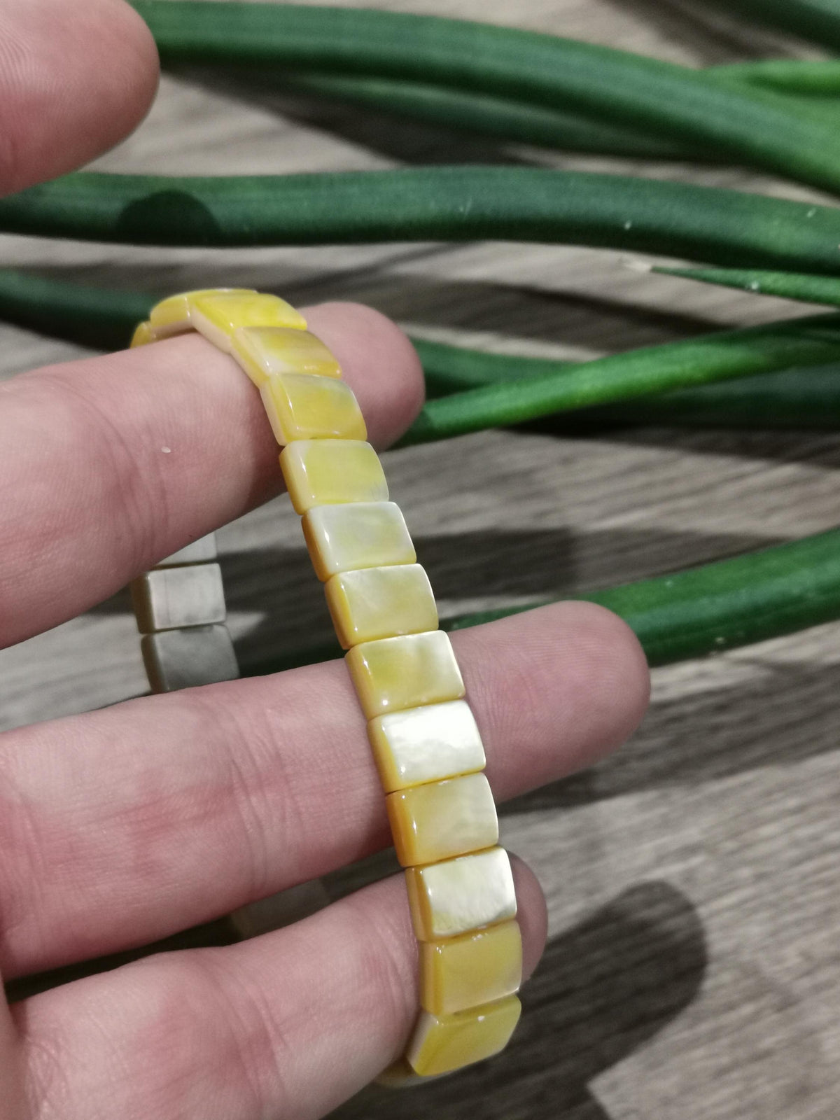 Armband van Tahiti-schelp met gele glans · Rechthoekige kralen van 10 × 7 mm