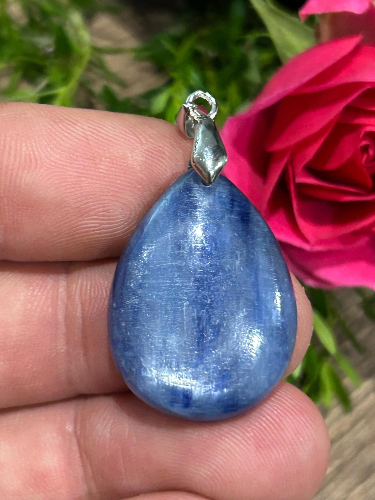 Pendentif en cyanite du Népal · Goutte de 40 carats