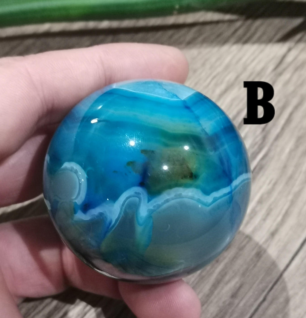 Achat Blau , Madagaskar  -- > Kugel nach WAHL , ideal für einen farbenfrohen Akzent in Ihrer Sammlung