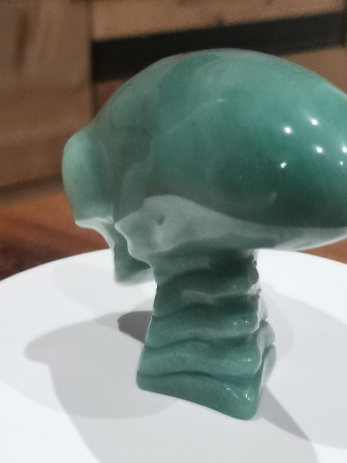 Crâne allongé « Voyageur » en aventurine verte du Brésil · Pierre naturelle
