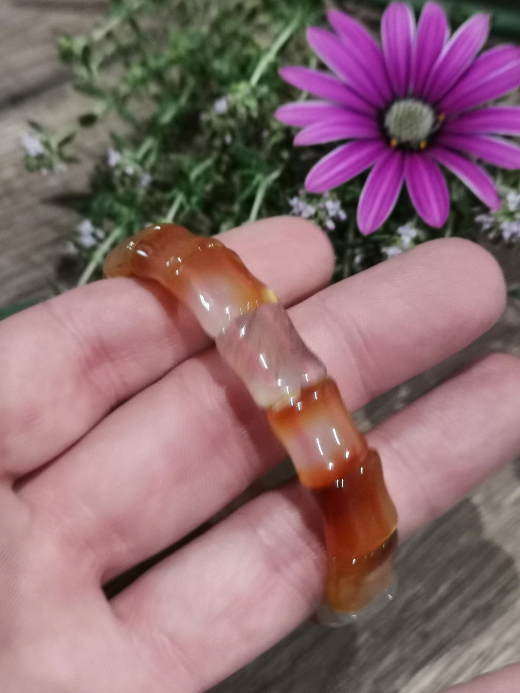 Orange karneolagat, Armband med benformade pärlor , För handled 17 / 17.5 Cm
