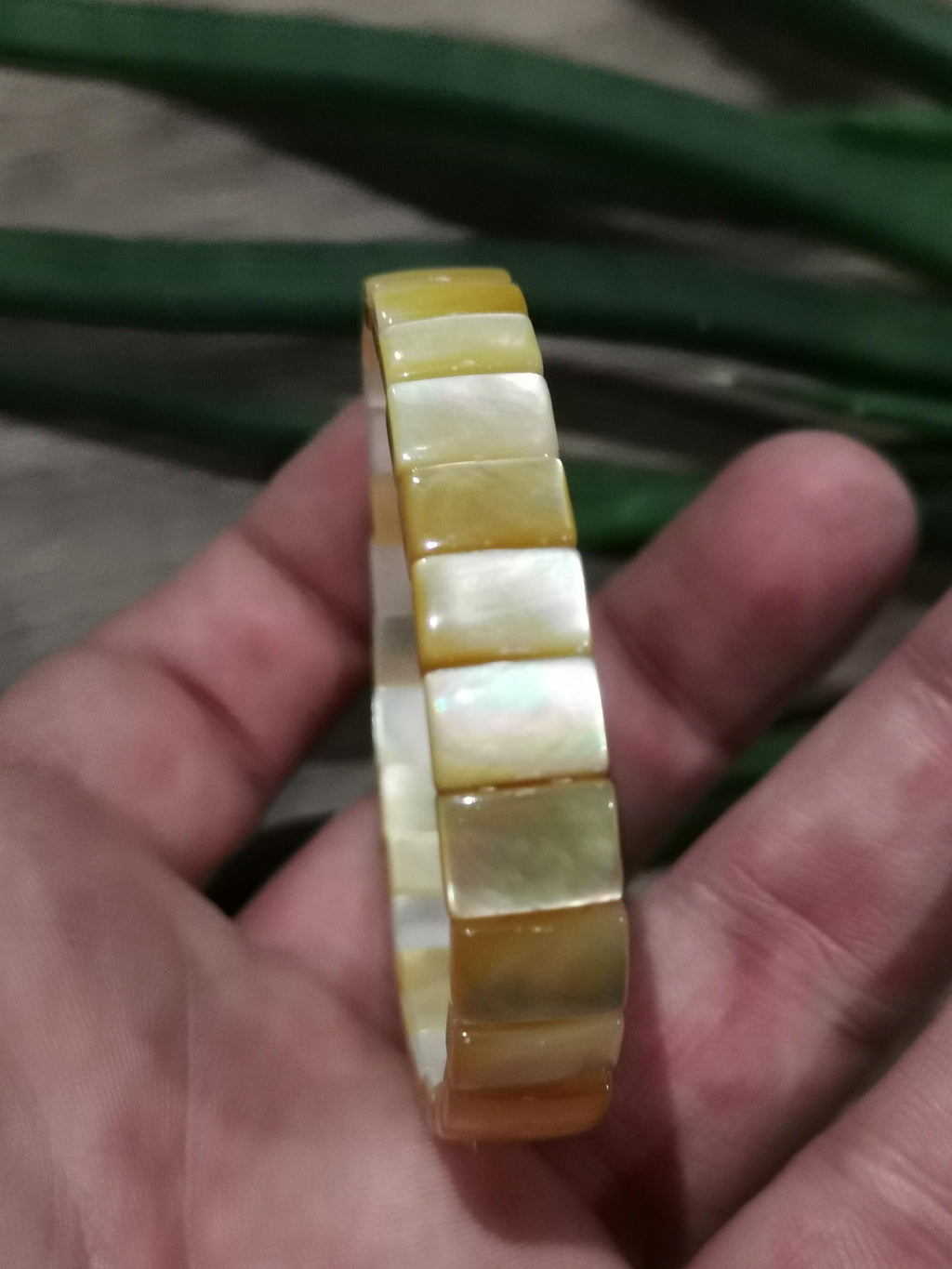 Armband van Tahiti-schelp met gele glans · Rechthoekige kralen van 10 × 7 mm