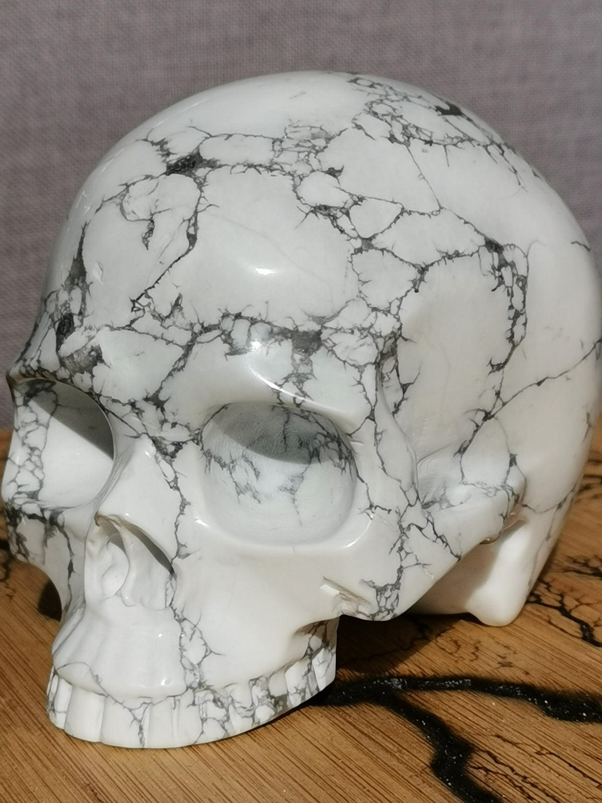 Pierre howlite Sculpture Pierre naturelle taillée en crâne / mémento mori / Cabinet de curiosité