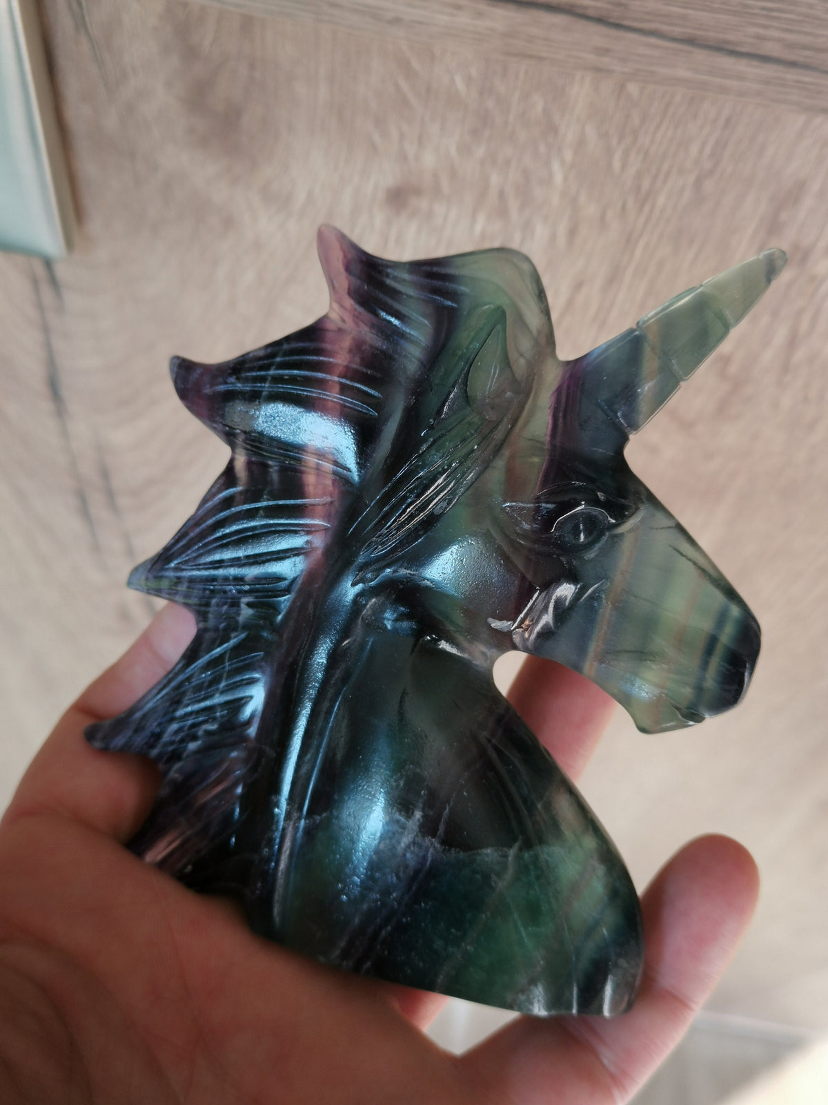 Licorne , Fluorite arc en ciel , jolie tête de 375 grammes