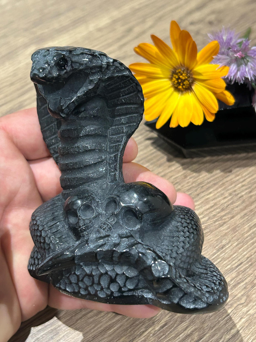 Slang van zwart obsidiaan / Sculptuur 500 gram op natuursteen
