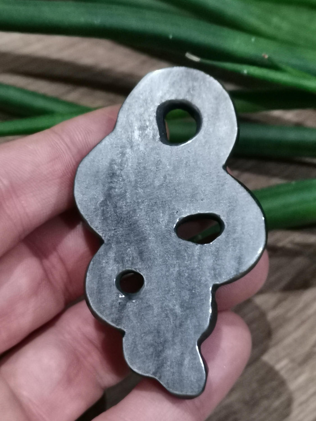 Serpent gravé en obsidienne argentée du Mexique – Pierre naturelle