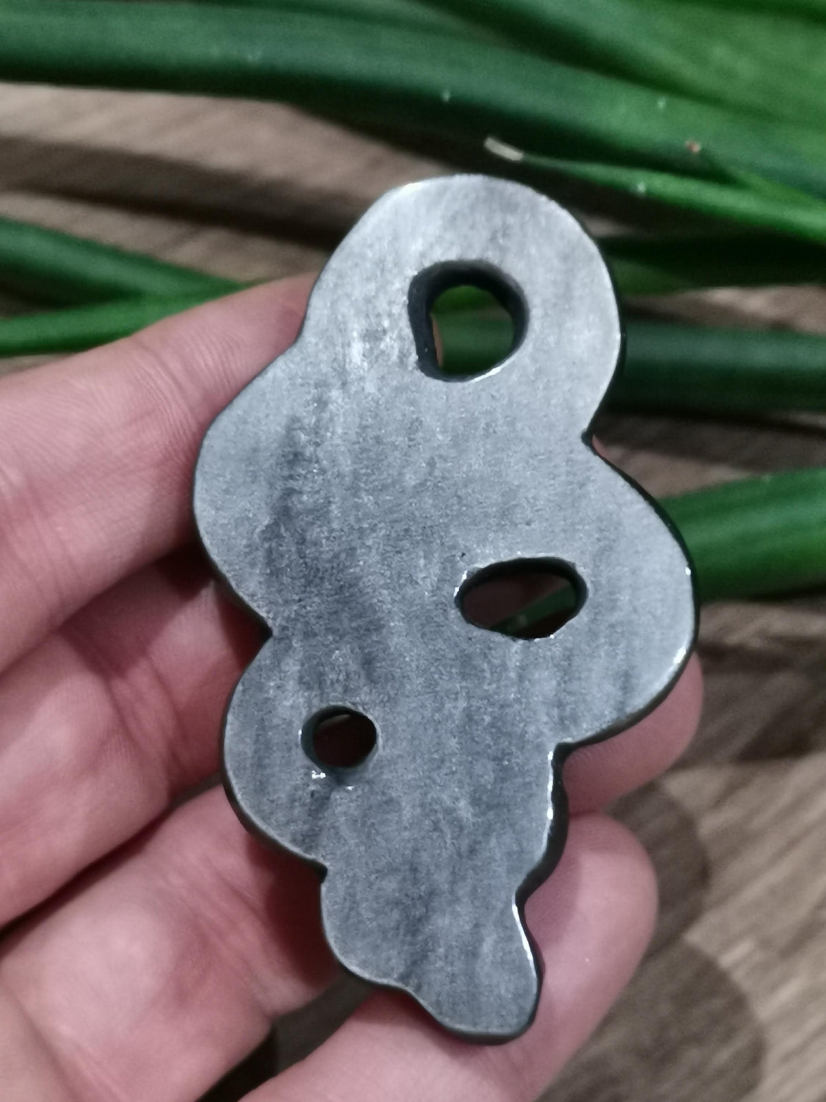 Serpent gravé en obsidienne argentée du Mexique – Pierre naturelle