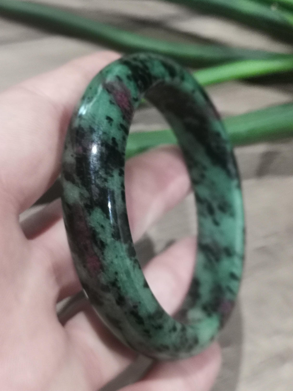 Bangle-armband van robijn op zoïsit – Natuurlijke steen – Binnendiameter 61 mm