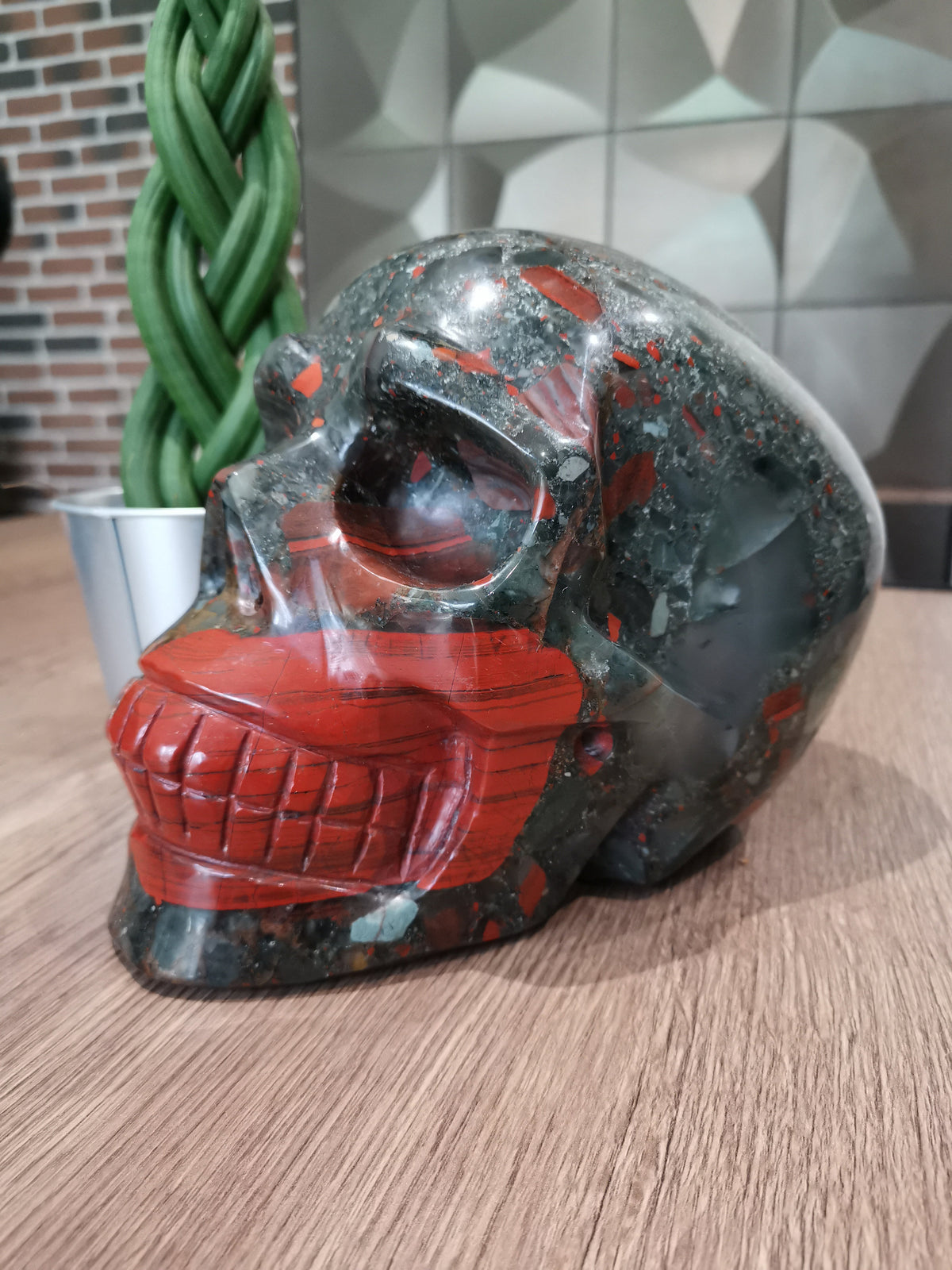 Teschio di Titano in diaspro ematico africano · 9,5 kg