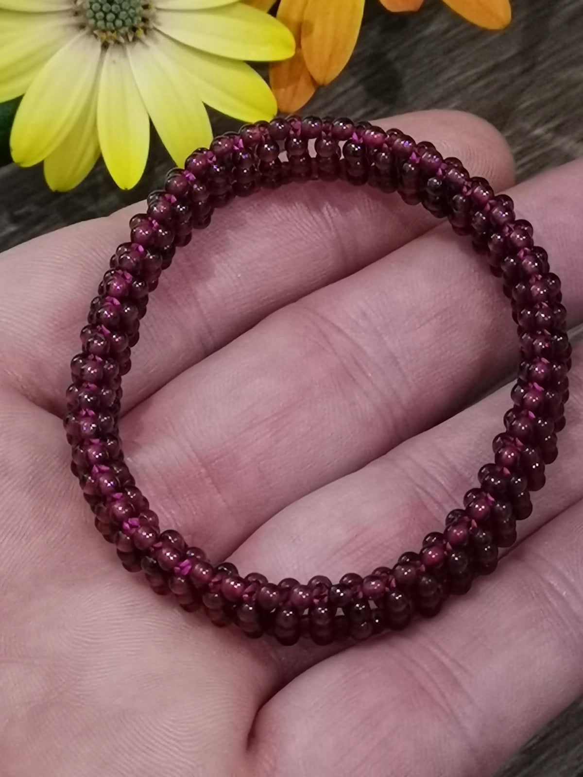 Granato birmano, colore rosso vino, bracciale con perle da 3 mm, stile macramé -> Molto originale