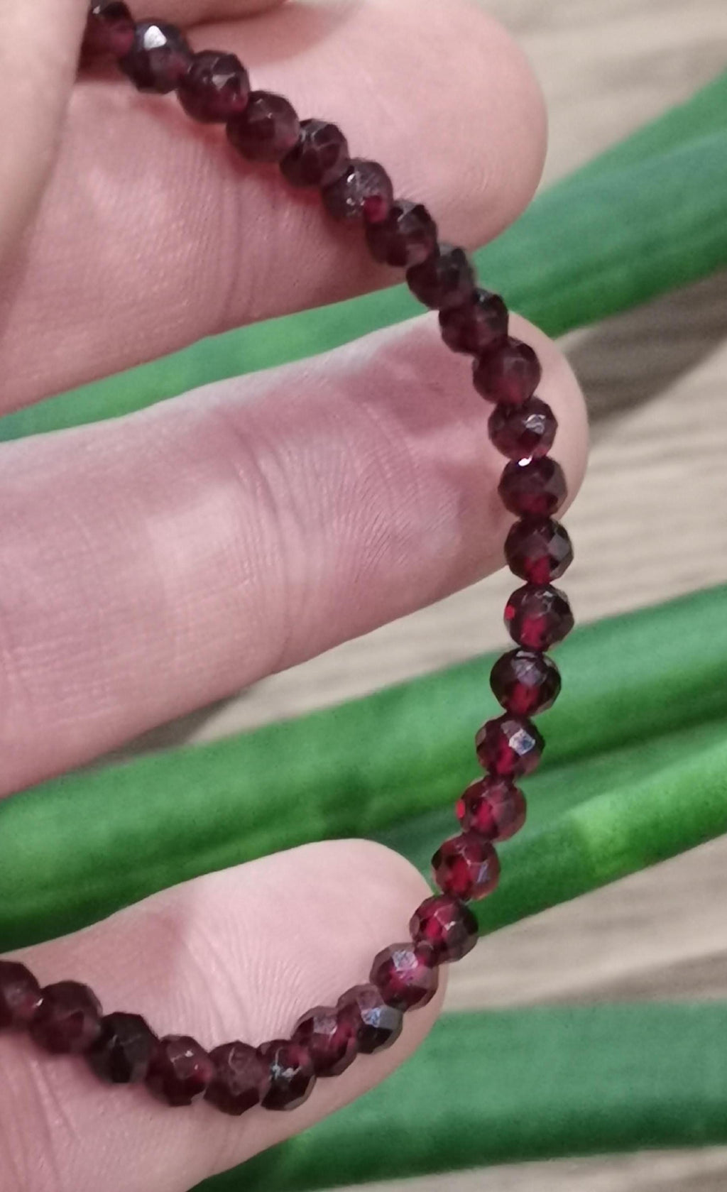 Op maat gemaakte armband / Almandijngranaat, wijnrode kleur, ronde facetparels van 4 mm
