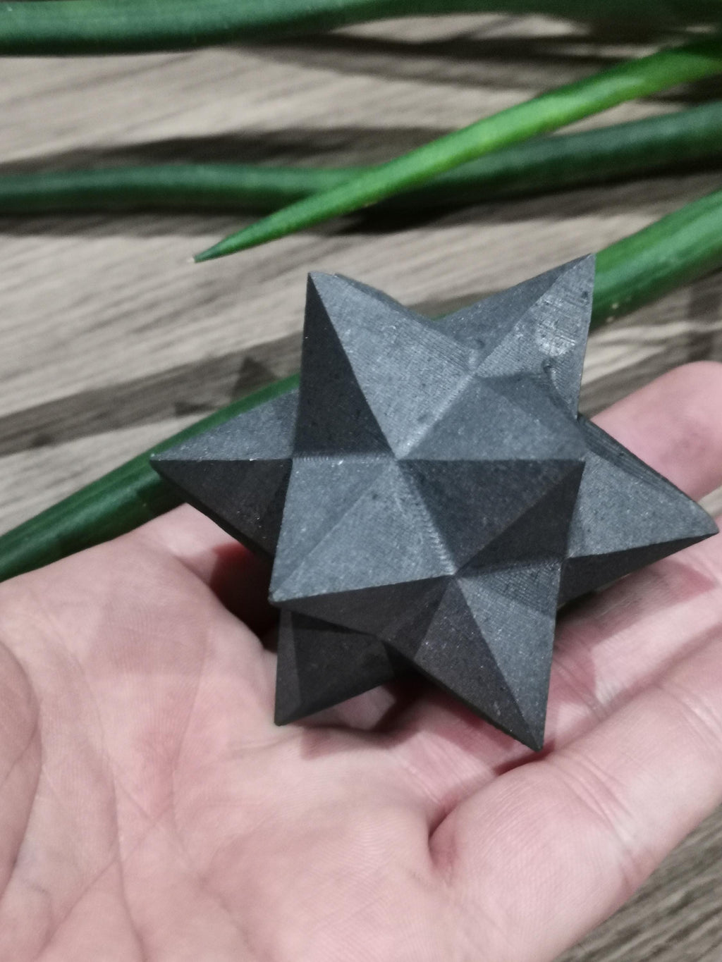 Merkaba aus natürlichem russischem Schungit, 74 mm