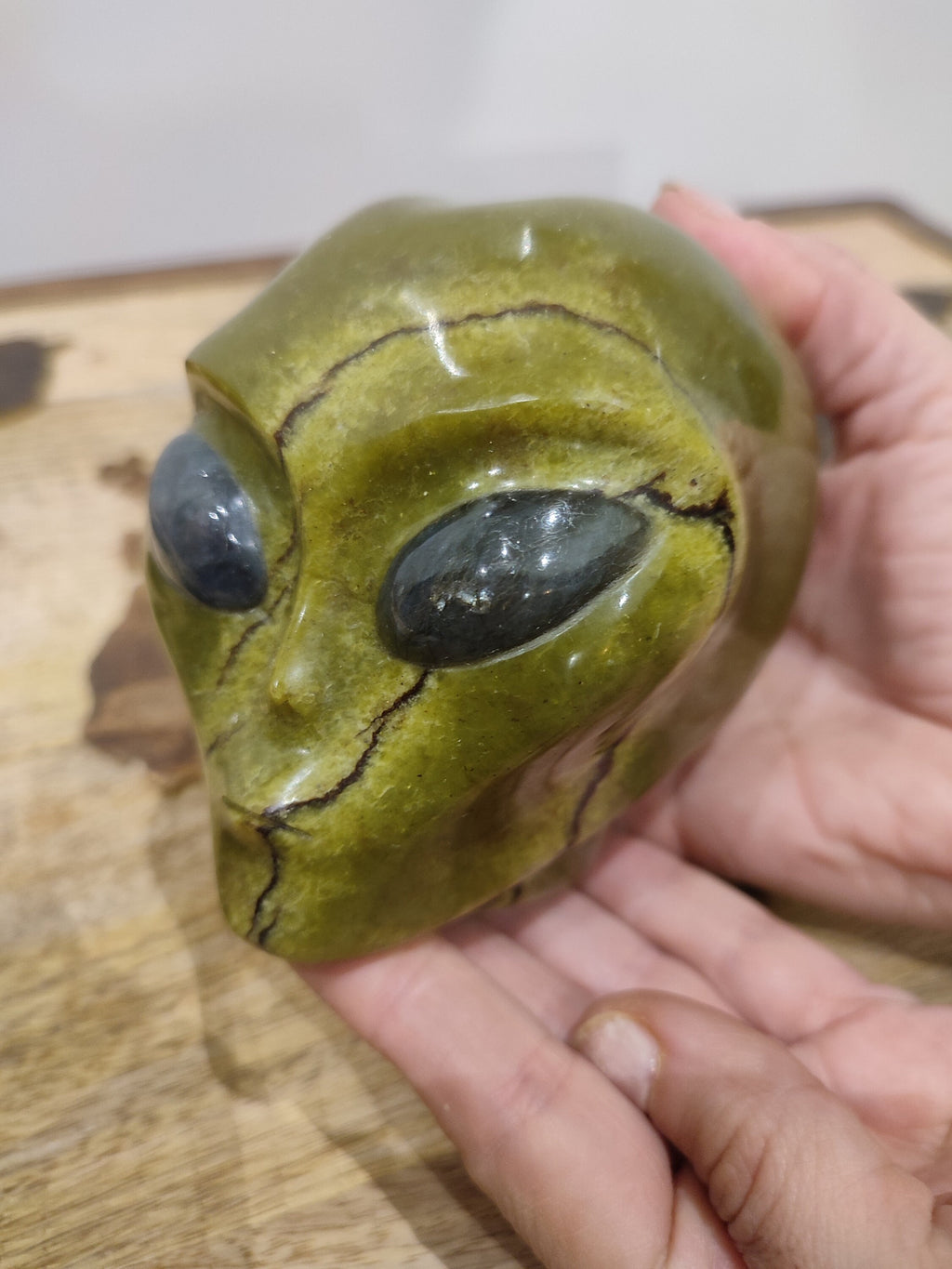 Chrysoprasen-Stein Zitrone / Skulptur Kopf , Schädel außerirdischen Typs Roswell , geschnitzte Mineralien / Wunderkammer