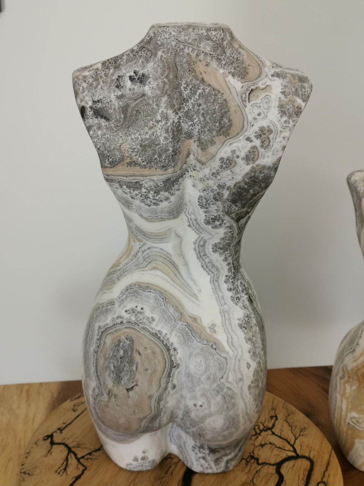 Buste XXL + 19 KG , Corps de femme en Calcite Dendritique a bande jaune