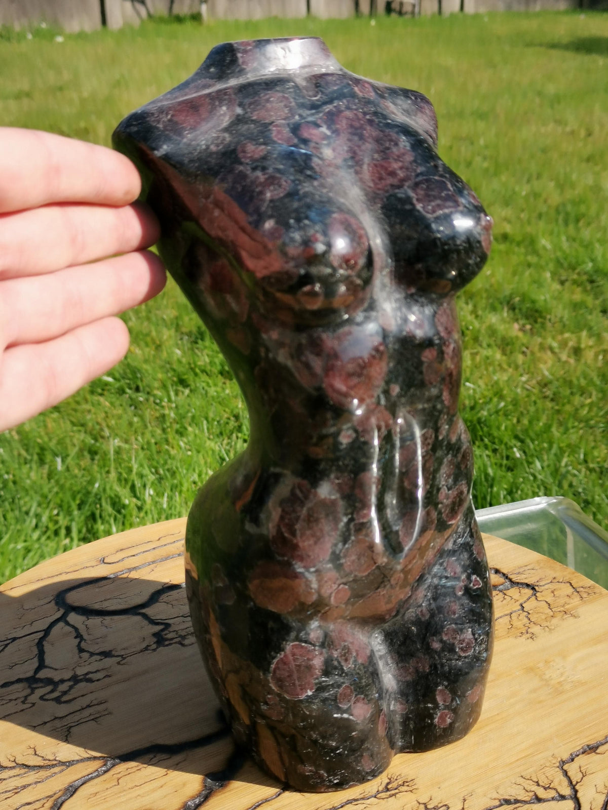 Busto XL, Corpo de mulher em granada almandina, 5,9 kg, estátua em pedra natural