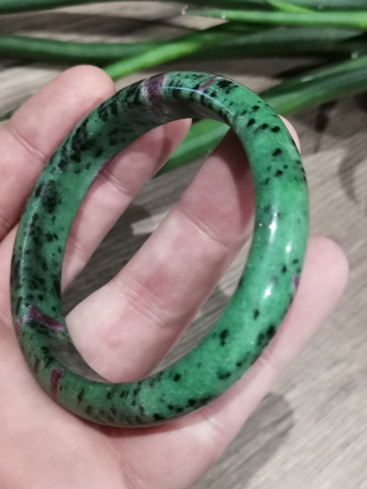 Zoisite rubi, Pulseira rígida em pedra natural / diâmetro 61 mm / litoterapia / presentes / Aniversário