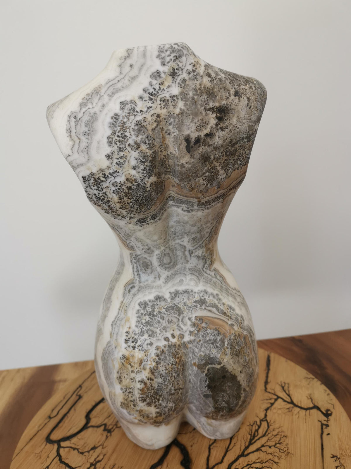 Buste XXL + 10 KG , Corps de femme en Calcite Dendritique a bande jaune