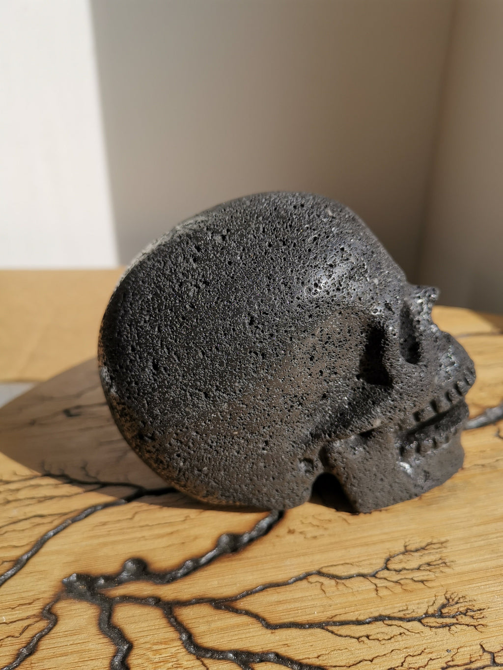Zang-/lachende schedel van lavasteen · Natuurstenen sculptuur
