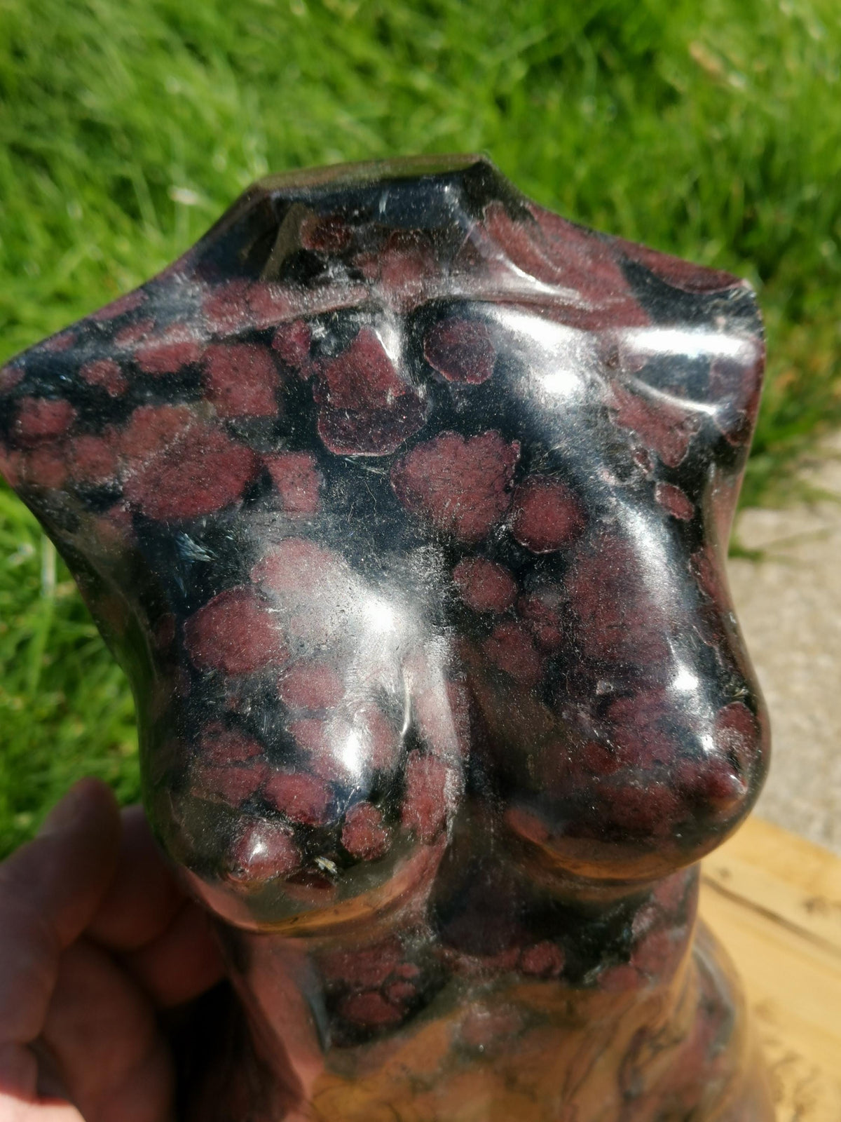 Buste XL, vrouwelijk lichaam van granaat-almandijn 7 kg, standbeeld van natuursteen