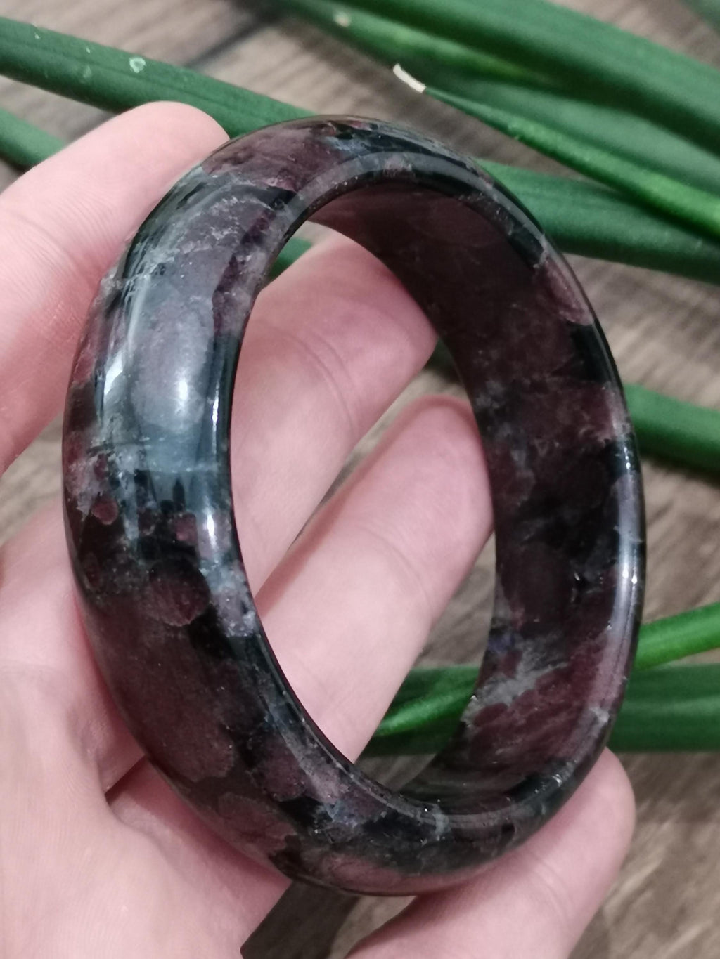 Almandin-Granat, Armreif mit 61 mm Durchmesser aus Naturstein für die Lithotherapie, geschliffene Mineralien