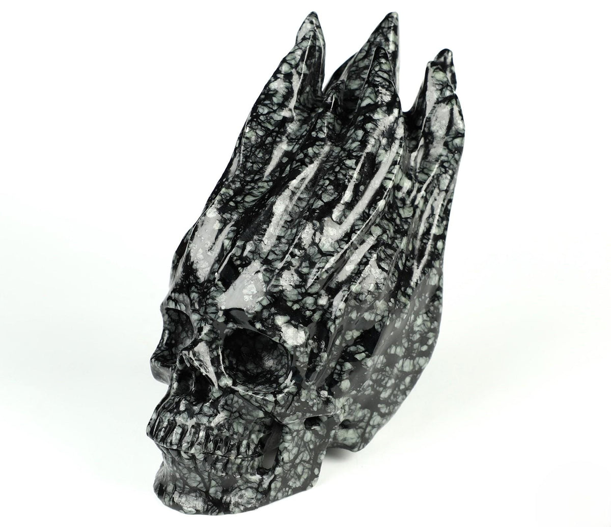 Brandende schedel van Picasso-jasper · Natuurstenen sculptuur, curiosacabinet