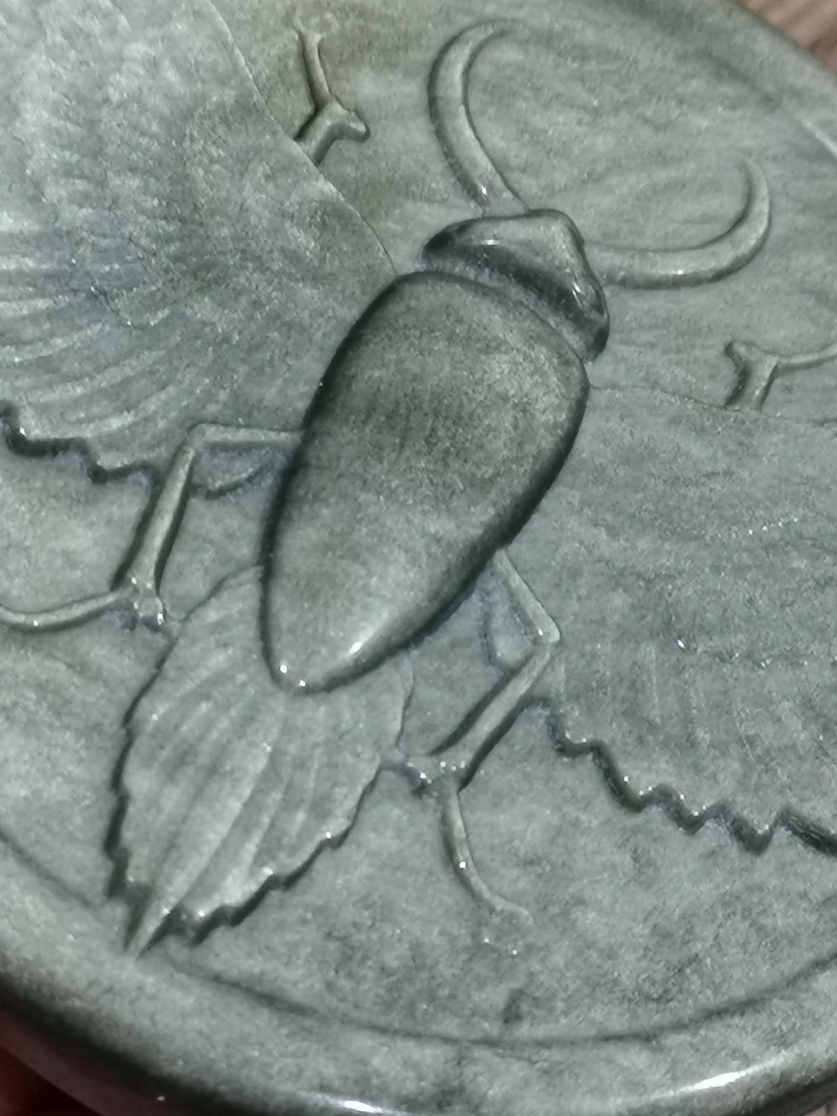 Medalhão de escaravelho alado em obsidiana dourada ou prateada do México