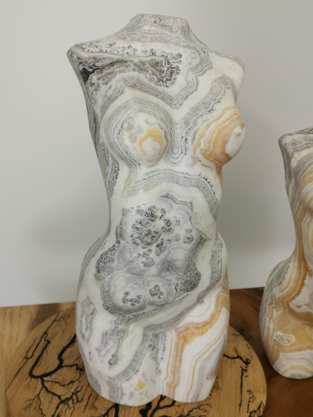 Buste XXL + 19 KG , Corps de femme en Calcite Dendritique a bande jaune
