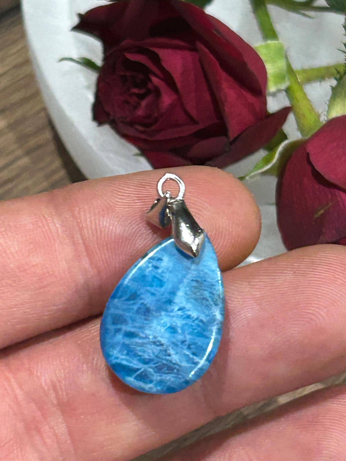 Pendentif goutte en apatite de Madagascar – 6 g