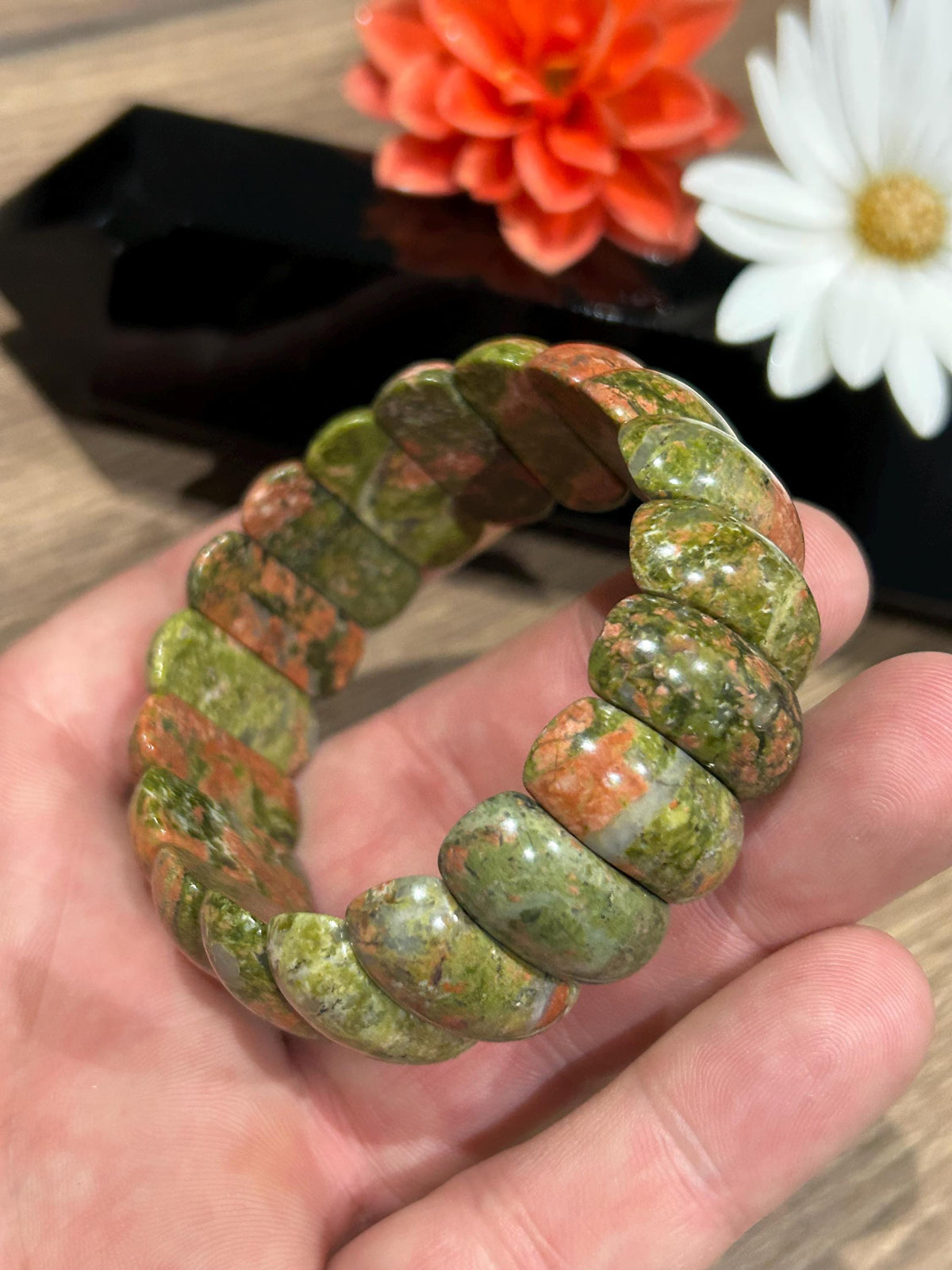 Pulseira em unakite · Contas em forma de meia-lua em pedra natural