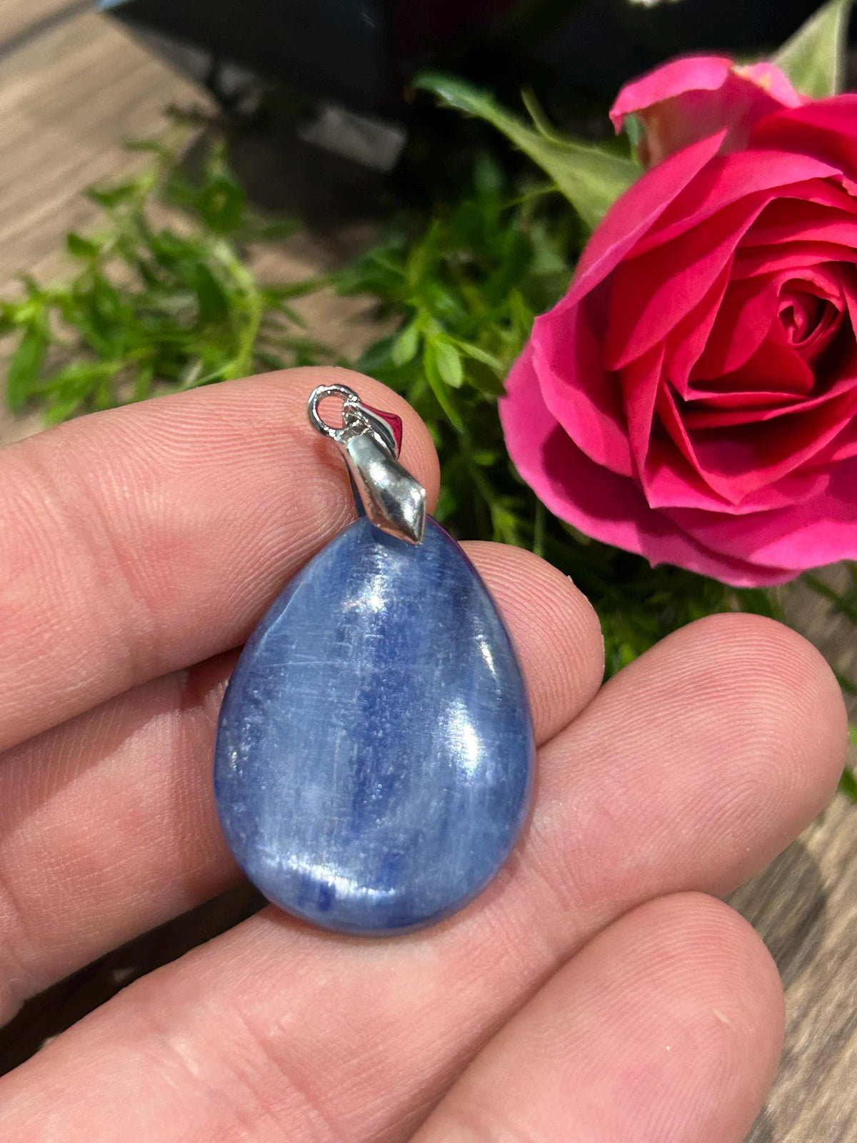 Pendentif en cyanite du Népal · Goutte de 40 carats