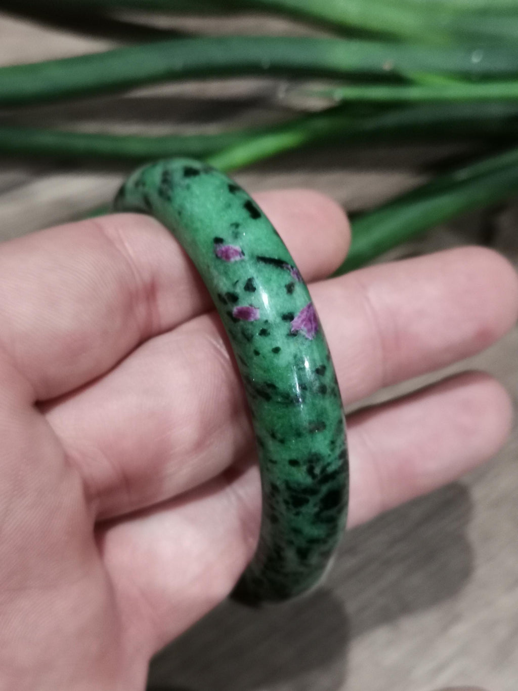 Robijnzoisit, stijve armband van natuursteen / diameter 61 mm / lithotherapie / cadeaus / verjaardag