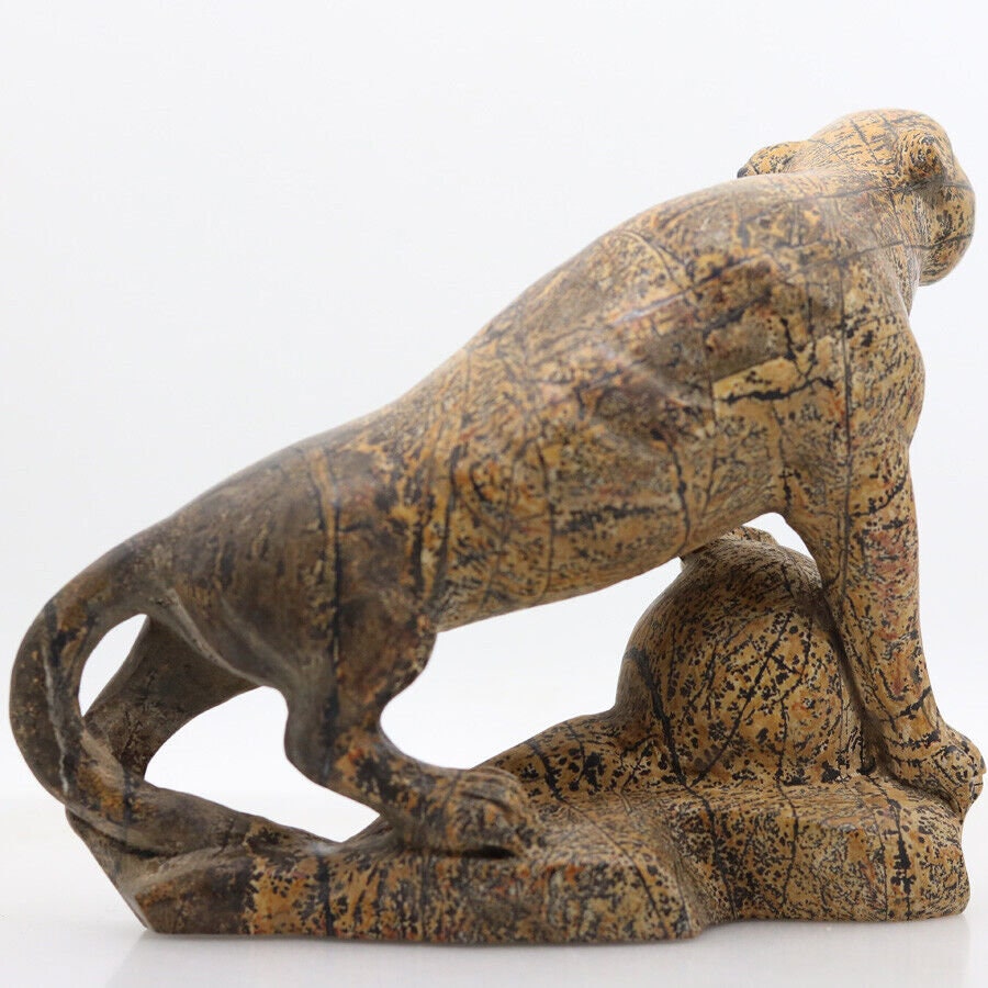 Kat op schedel van jaspis met landschap · Natuurstenen sculptuur