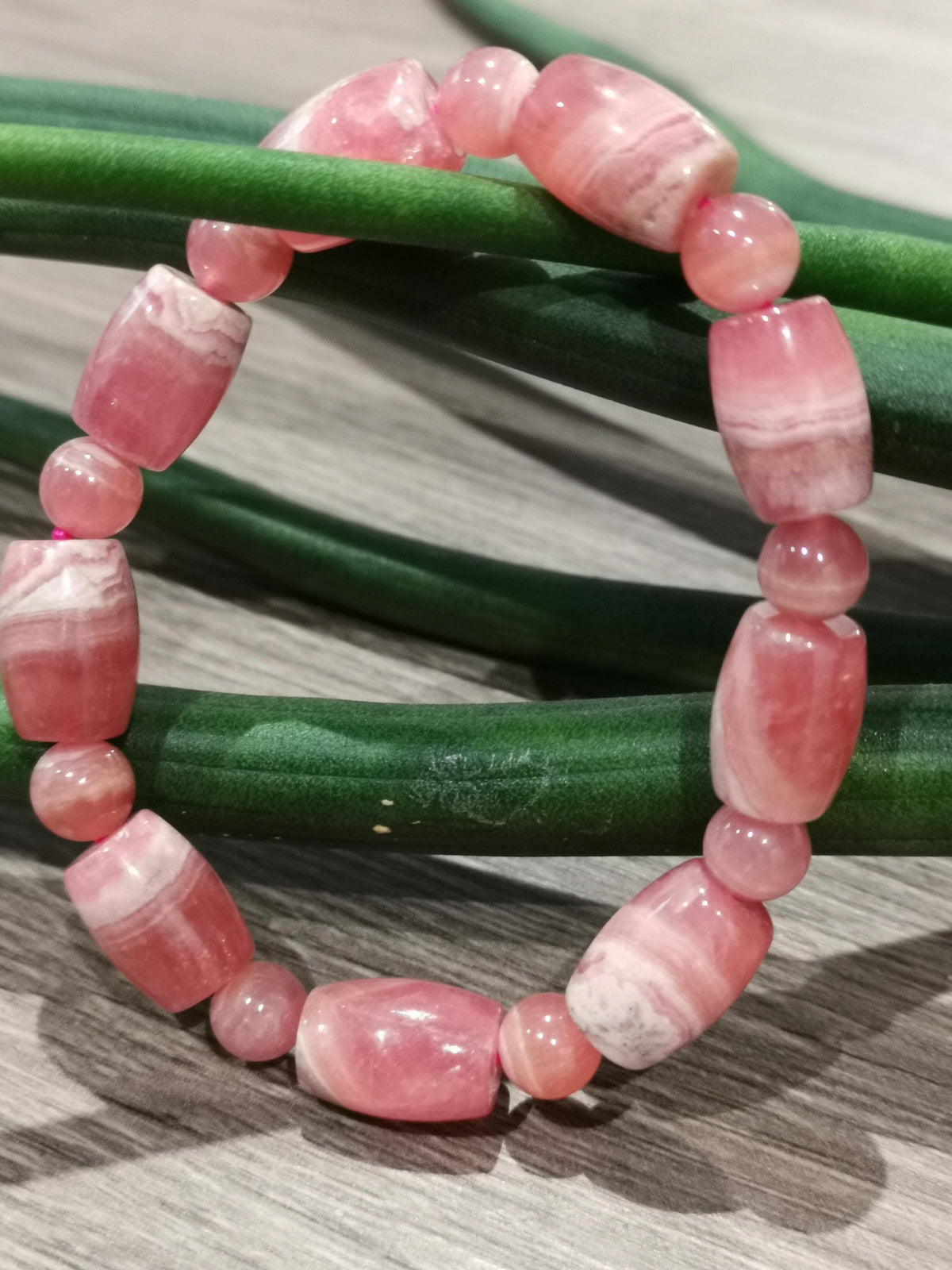 Rhodochrosiet uit Argentinië, ronde parel van 8 millimeter + tonvormig van 14 / 10 -> Grade AAA+