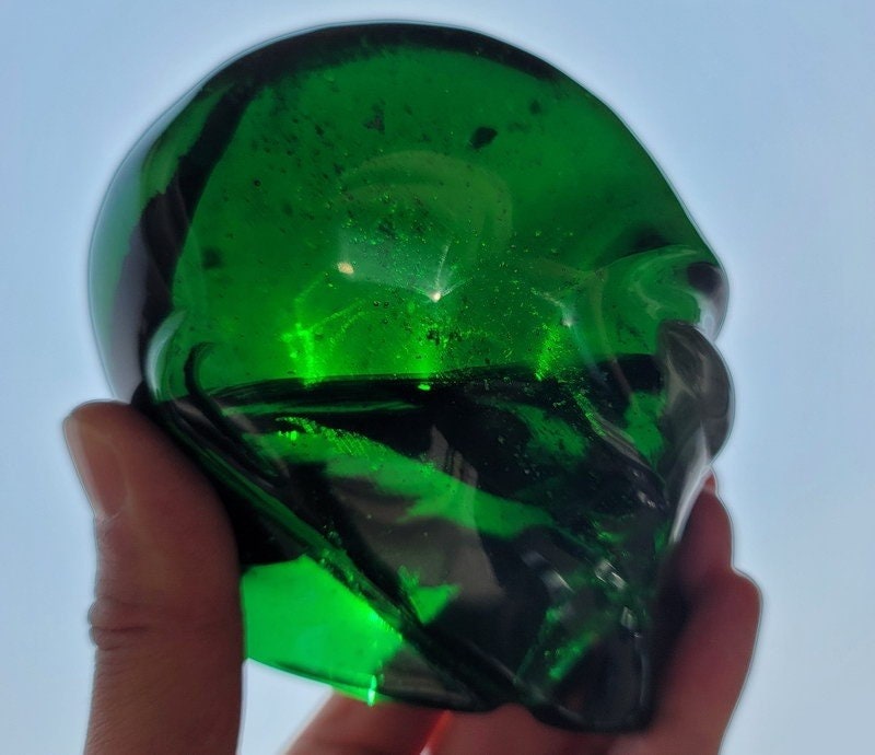 Crâne alien Roswell en hélénite verte et labradorite · XL