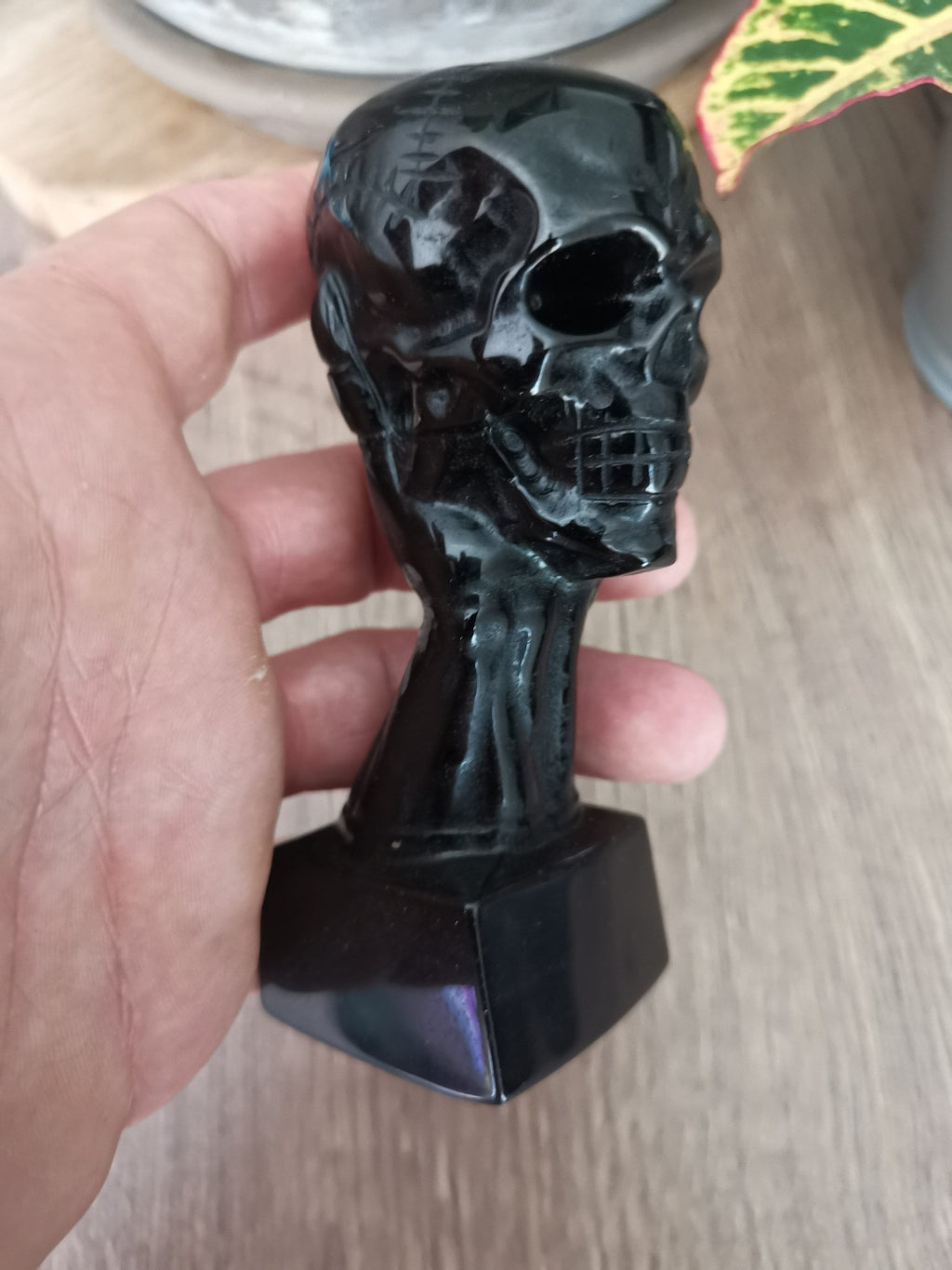 Obsidiaan sculptuur, hand die een schedel vasthoudt / Natuurlijke verzamelaarsteen