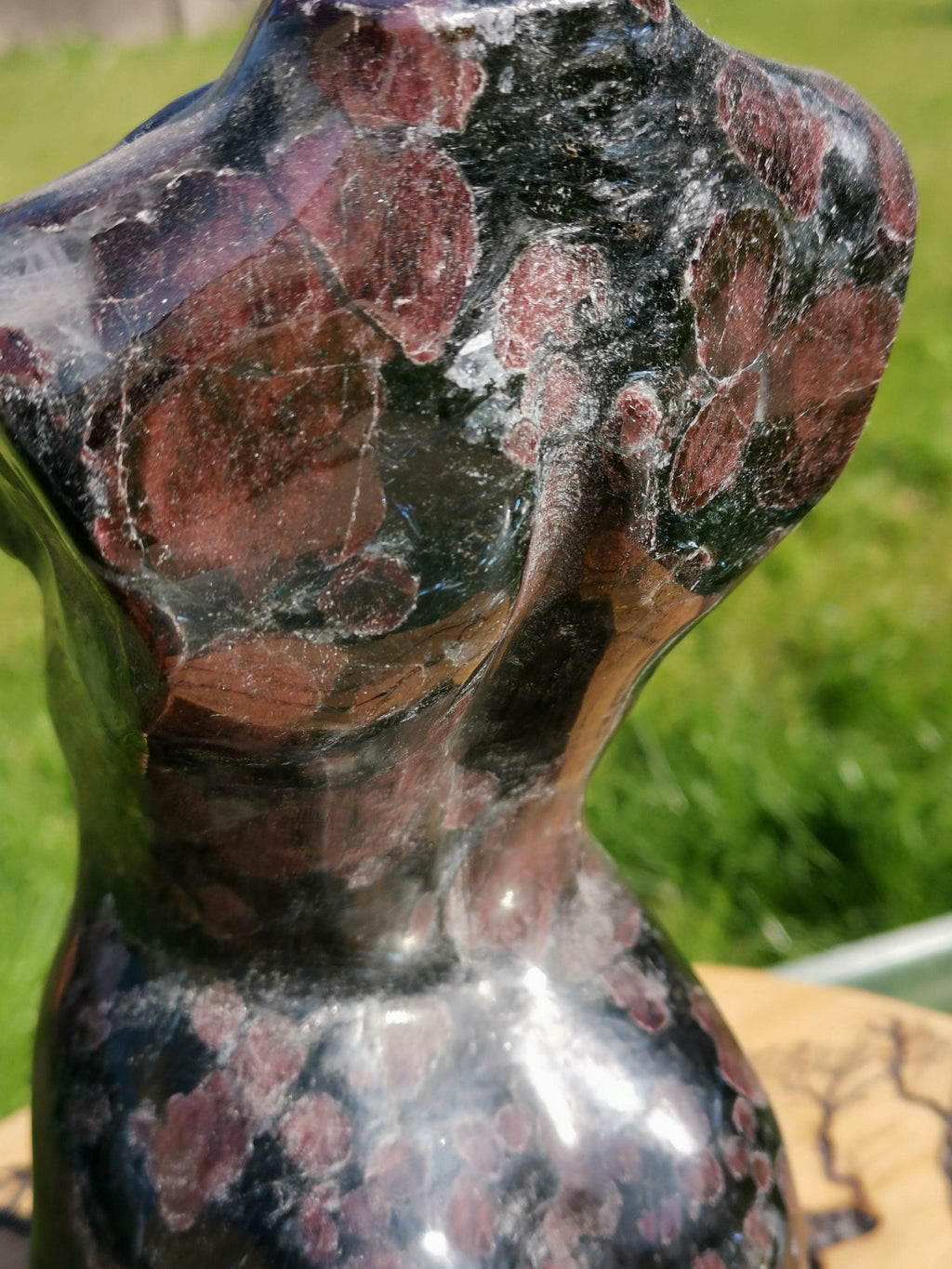 Busto XL, Corpo de mulher em granada almandina, 5,9 kg, estátua em pedra natural