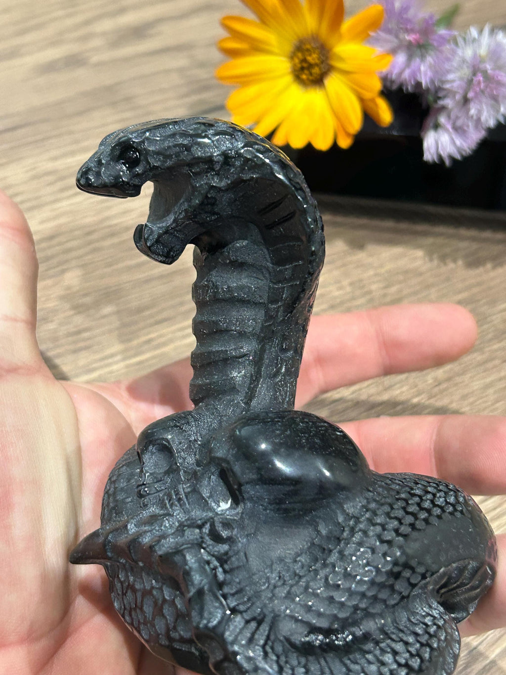 Slang van zwart obsidiaan / Sculptuur 500 gram op natuursteen