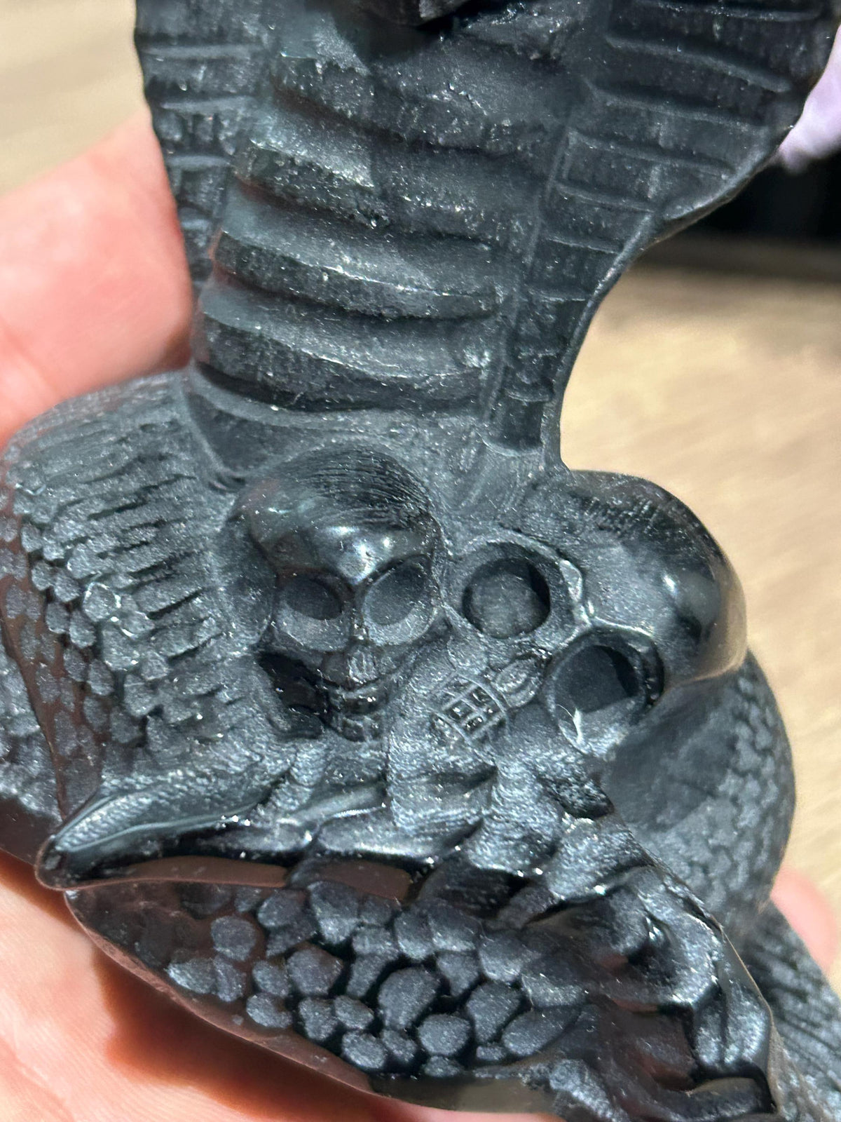 Slang van zwart obsidiaan / Sculptuur 500 gram op natuursteen