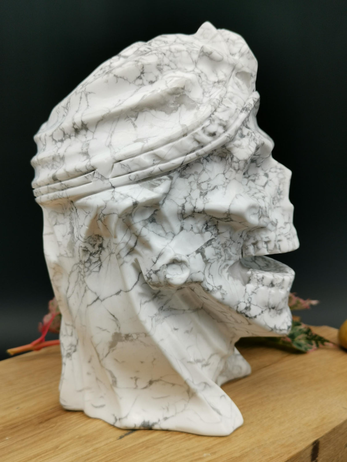 Howlite, scultura di teschio di mummia in pietra naturale scolpita