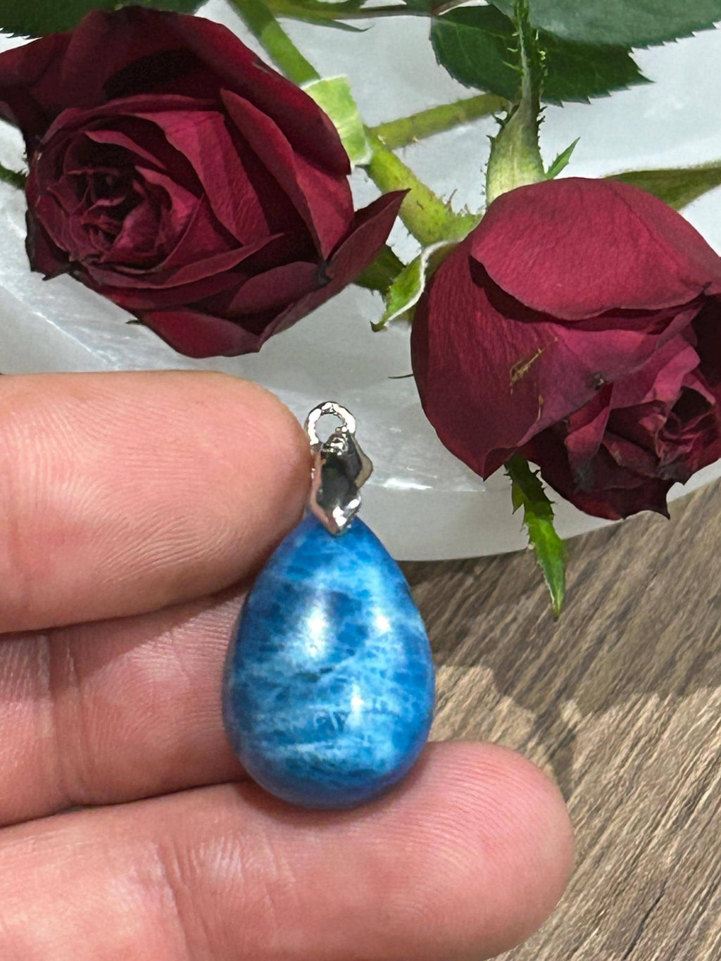 Druppelvormige hanger van apatiet uit Madagaskar – 6 g