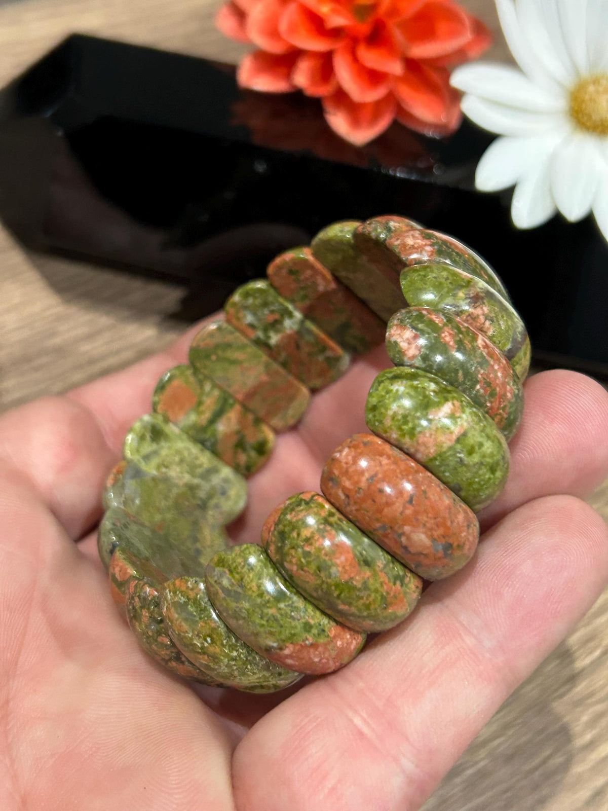 Pulseira em unakite · Contas em forma de meia-lua em pedra natural