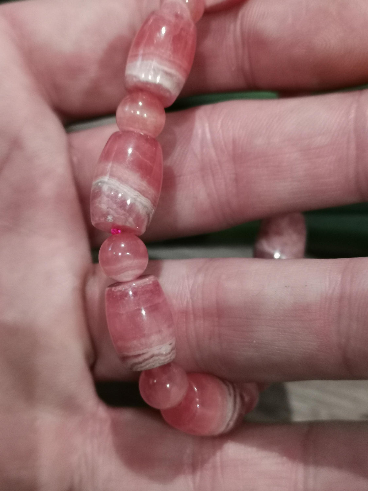 Rhodochrosiet uit Argentinië, ronde parel van 8 millimeter + tonvormig van 14 / 10 -> Grade AAA+