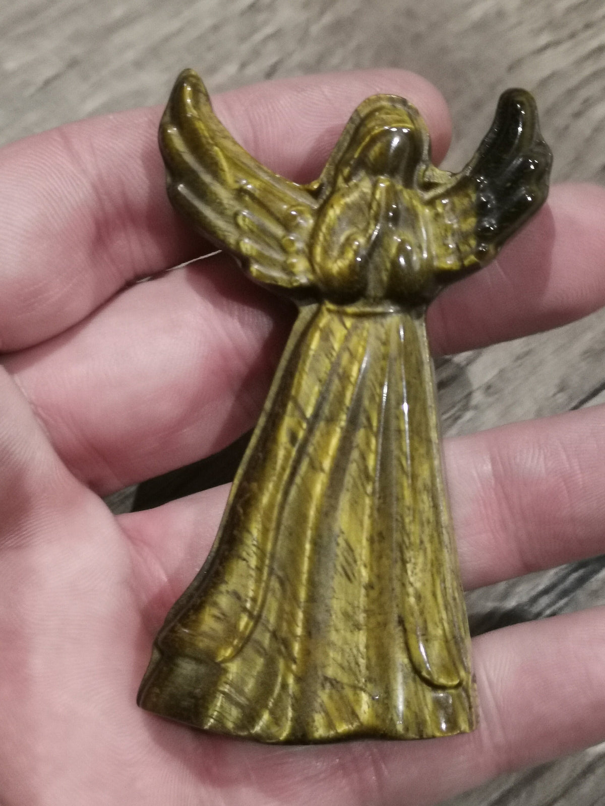 Anjo gravado em olho de tigre – Medalhão em pedra natural