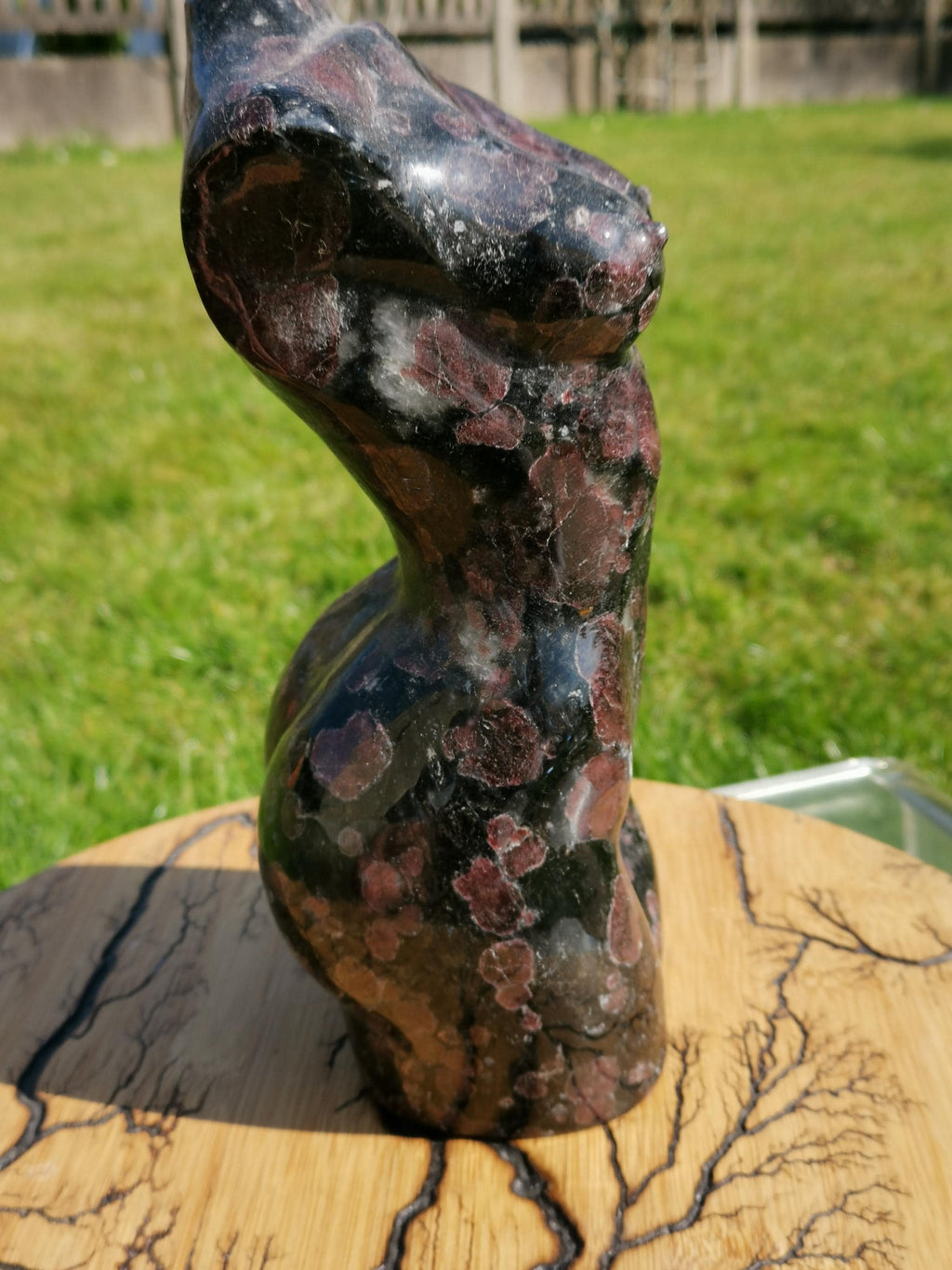 Busto XL, Corpo de mulher em granada almandina, 5,9 kg, estátua em pedra natural