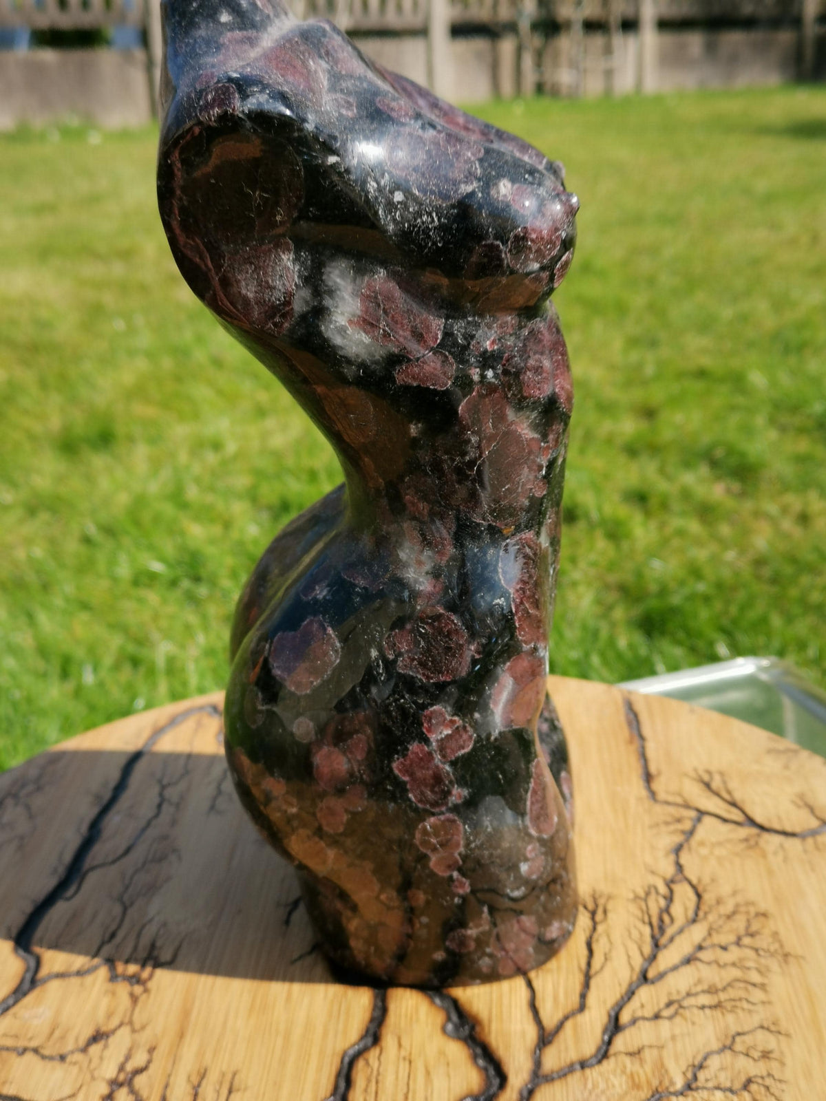 Busto XL, Corpo de mulher em granada almandina, 5,9 kg, estátua em pedra natural