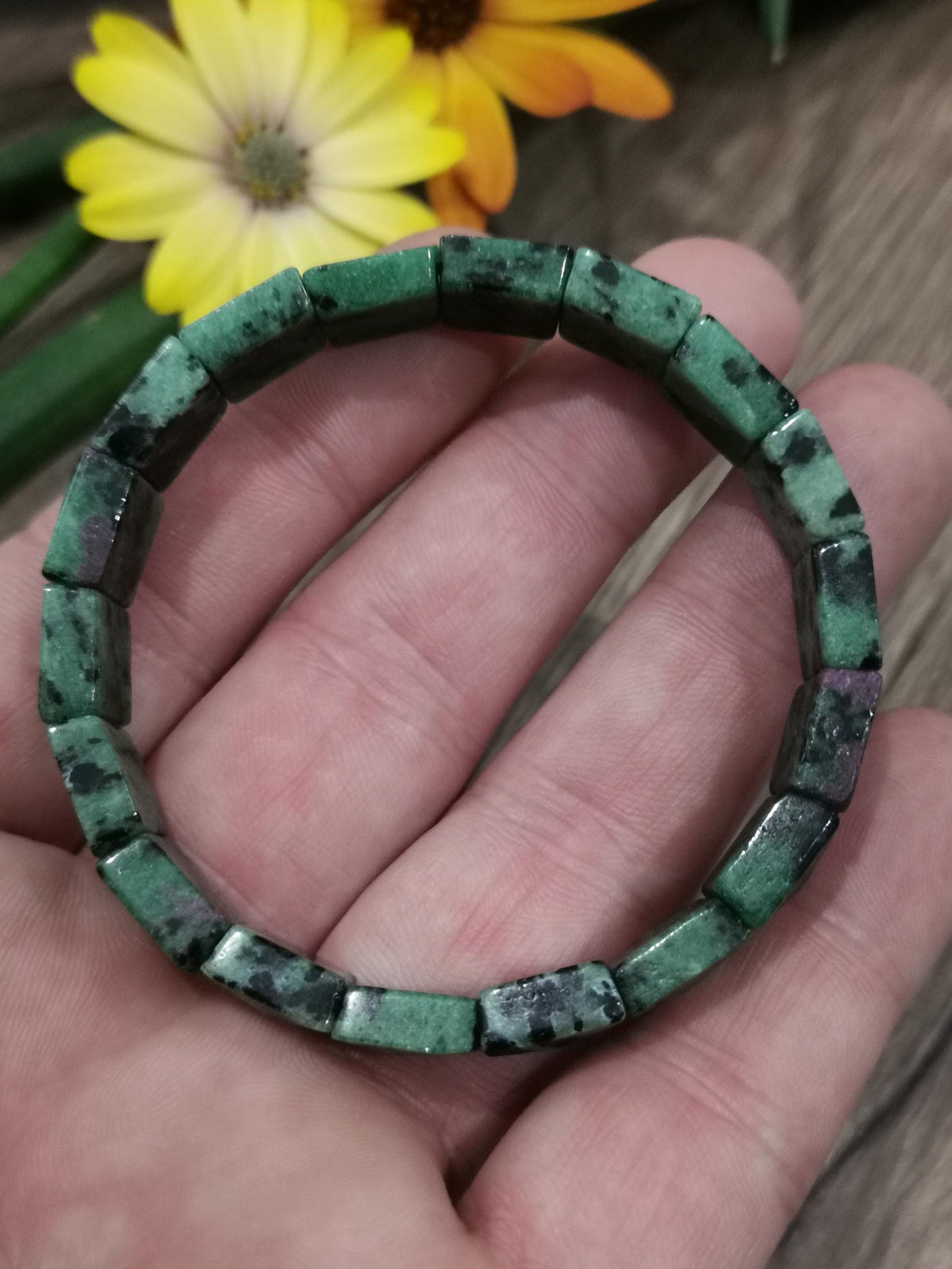Pulseira de zoisite e rubi – Contas quadradas facetadas de 11 mm – À medida