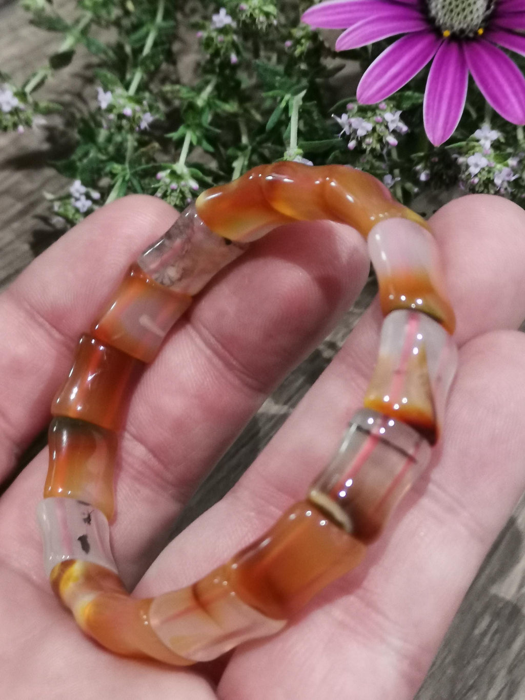 Orange karneolagat, Armband med benformade pärlor , För handled 17 / 17.5 Cm