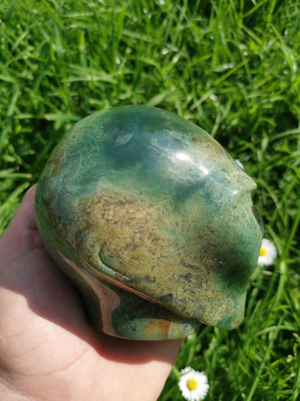 Cráneo alienígena de ágata musgosa acuática y labradorita · Piedra natural XL