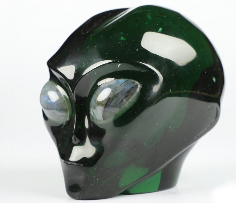 Crâne alien Roswell en hélénite verte et labradorite · XL