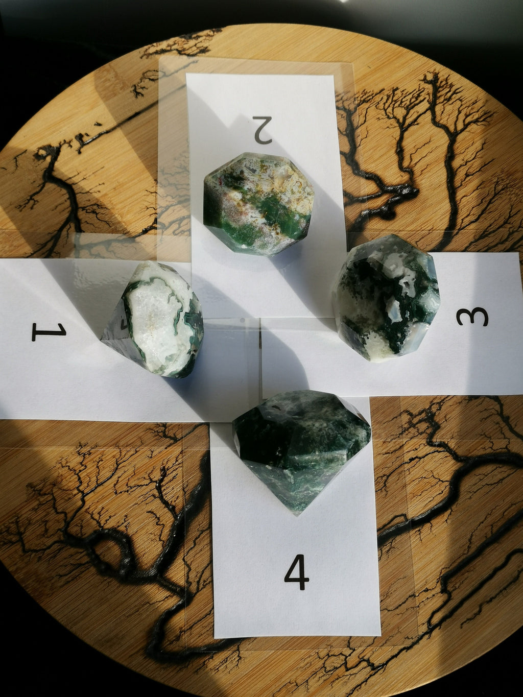 Ágata musgosa lapidada em forma de diamante – Quatro peças à escolha